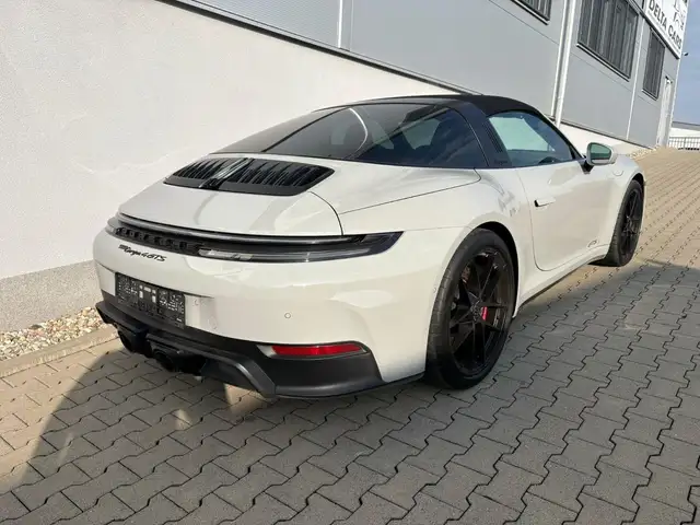 Porsche 911 view 5