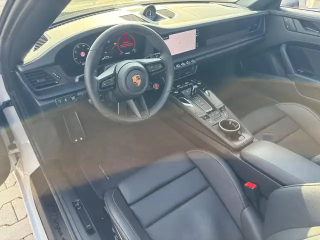 Porsche 911 view 11