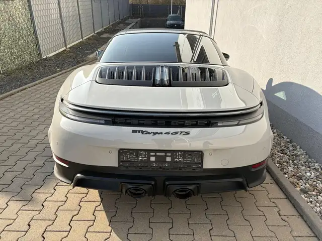 Porsche 911 view 3