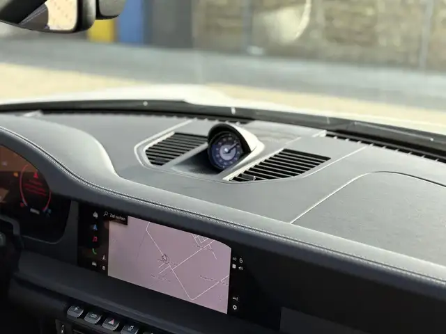 Porsche 911 view 8