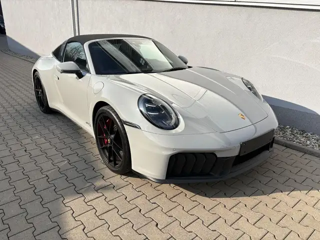 Porsche 911 view 4