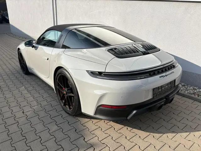 Porsche 911 view 6