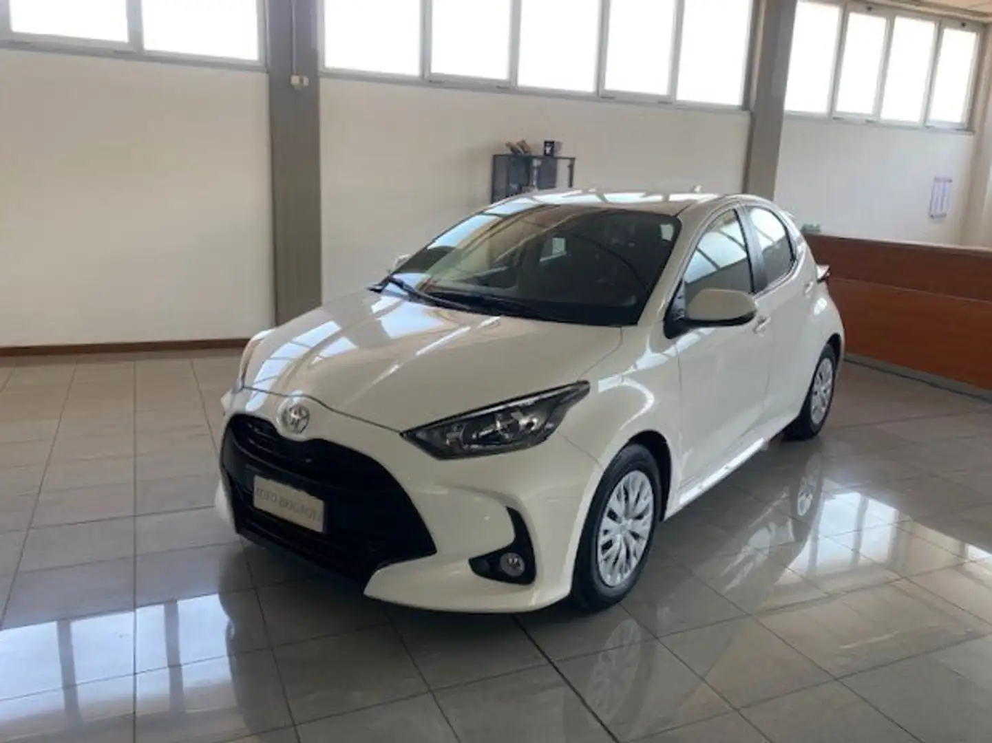 Toyota Yaris Yaris 1.0 Business 5p. E6 D Weiß - 1