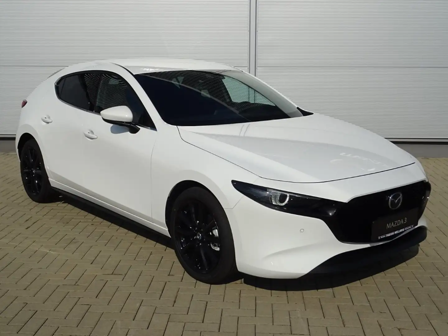 Mazda 3 Limousine in Weiß neu in Hoyerswerda für € 28.280,-