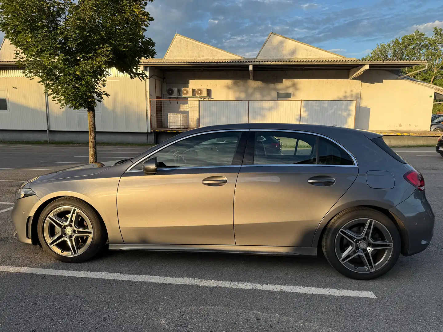 Mercedes-Benz A 200 A 200 AMG Line *8-fach Bereift* Grau - 1