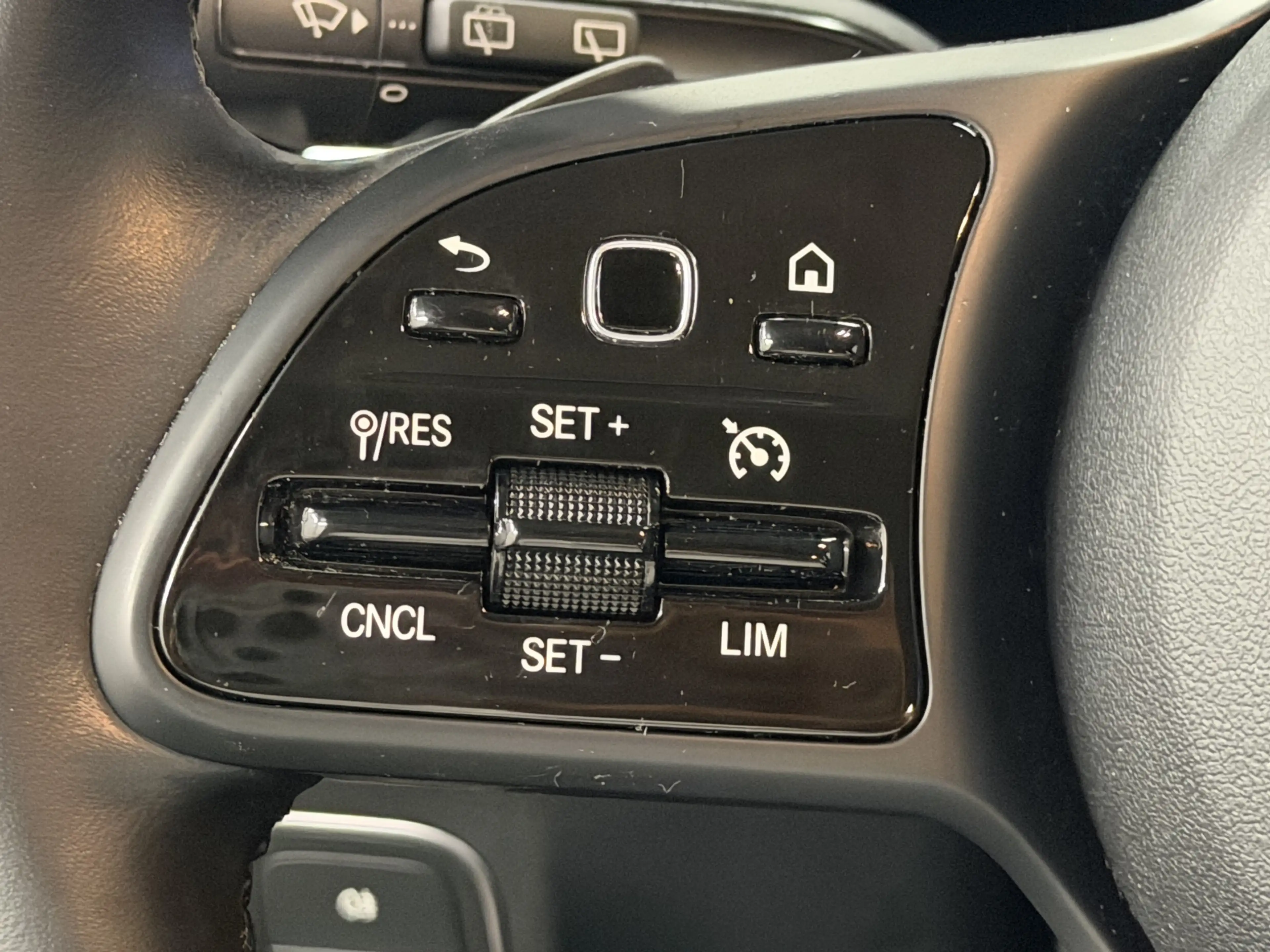 Mercedes-Benz GLA 180 d Style | Navi | LED | Kamera | SHZ — photo 11
