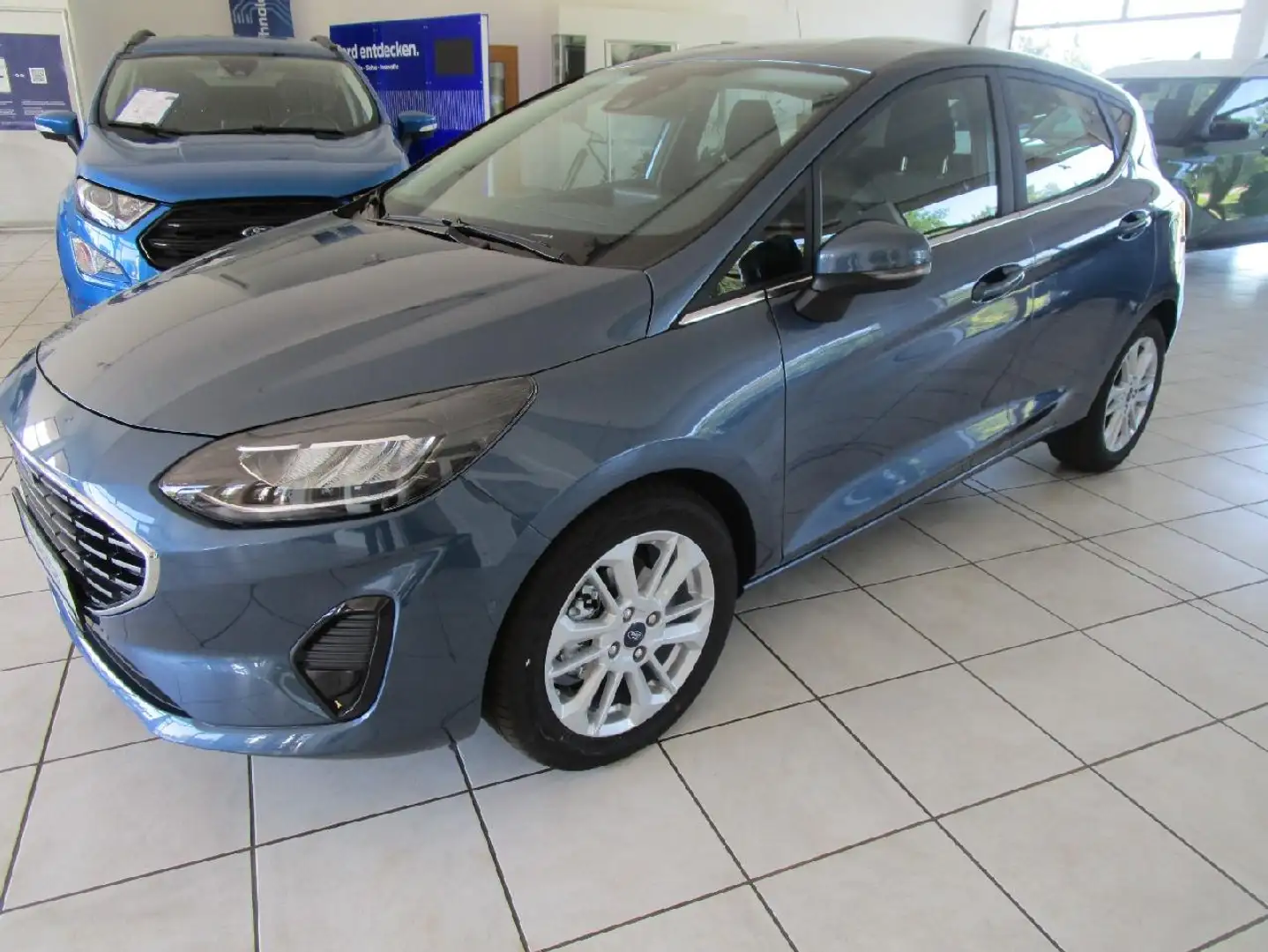 Ford Fiesta Beh. Frontscheibe, beh. Lenkrad, SH, Kamera hi. Blau - 1