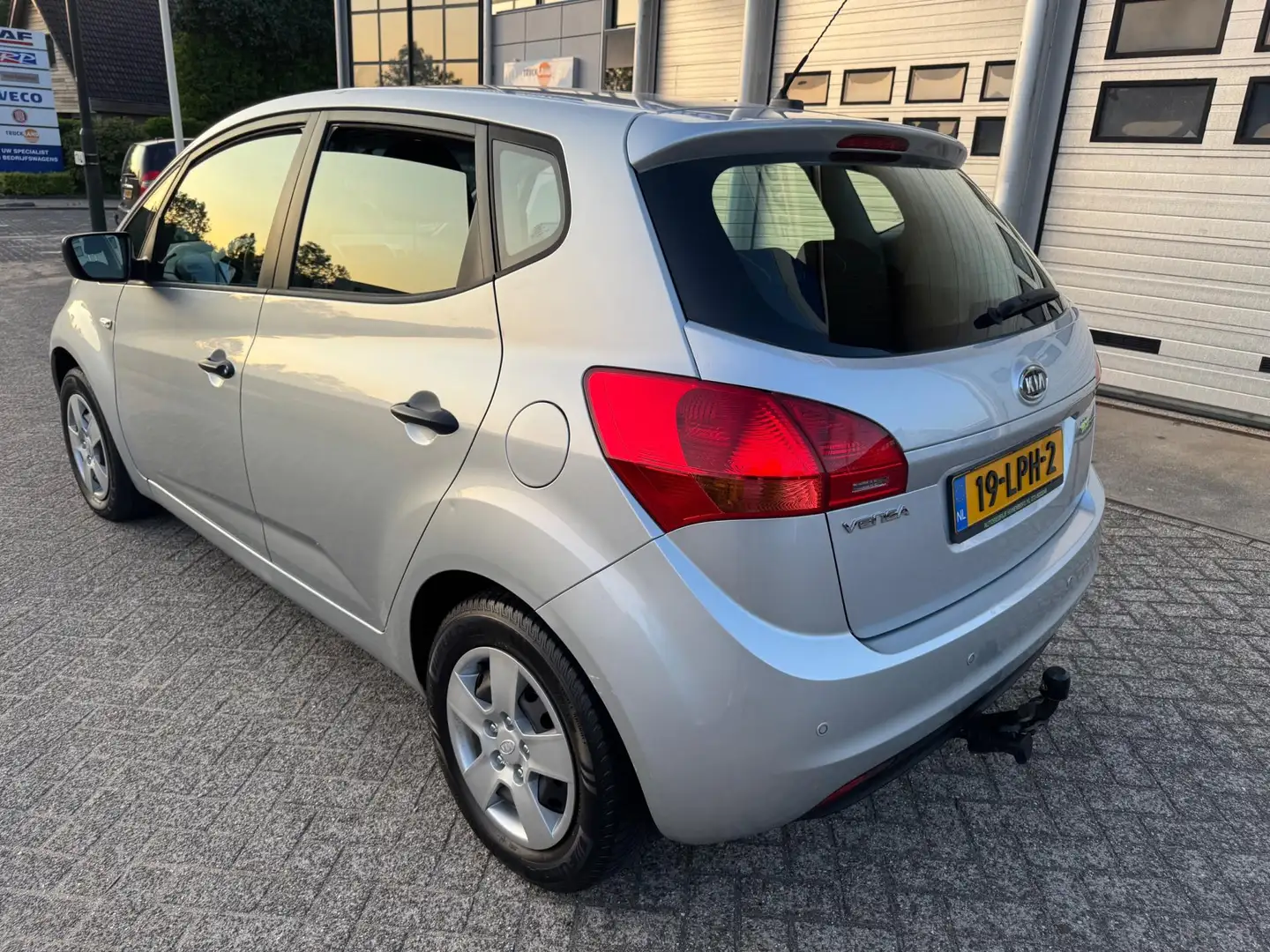 Kia Venga 1.4 CVVT X-tra Airco, TREKHAAK, Parkeersensor Grijs - 2