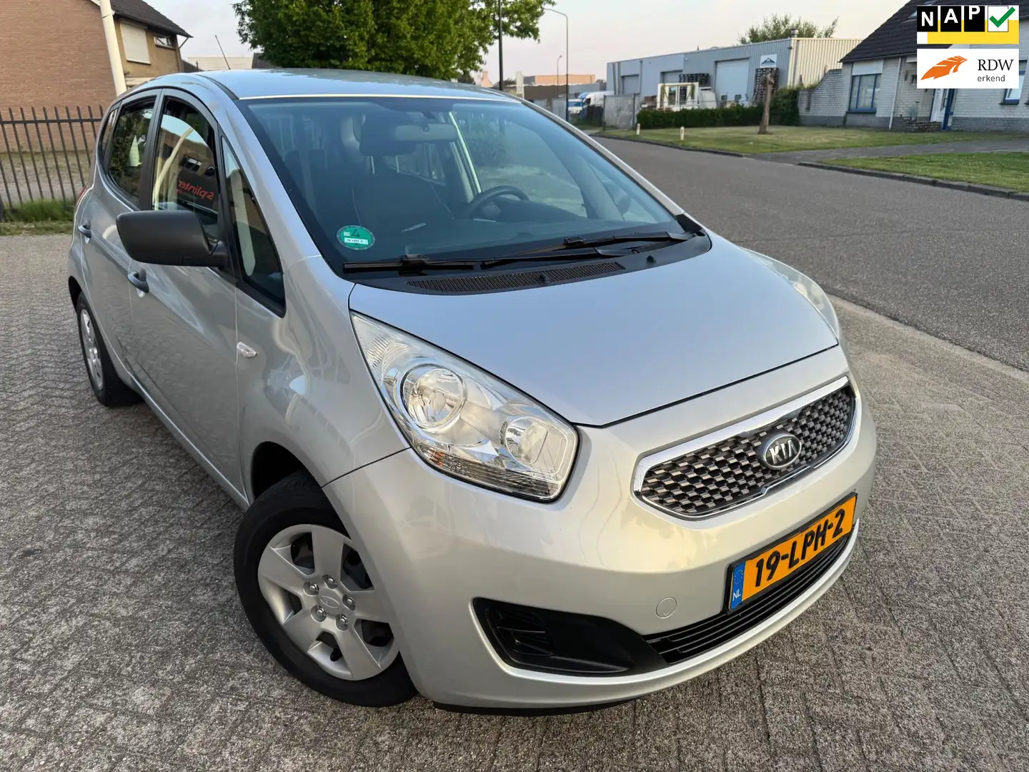 Kia Venga 1.4 CVVT X-tra Airco, TREKHAAK, Parkeersensor Grijs - 1