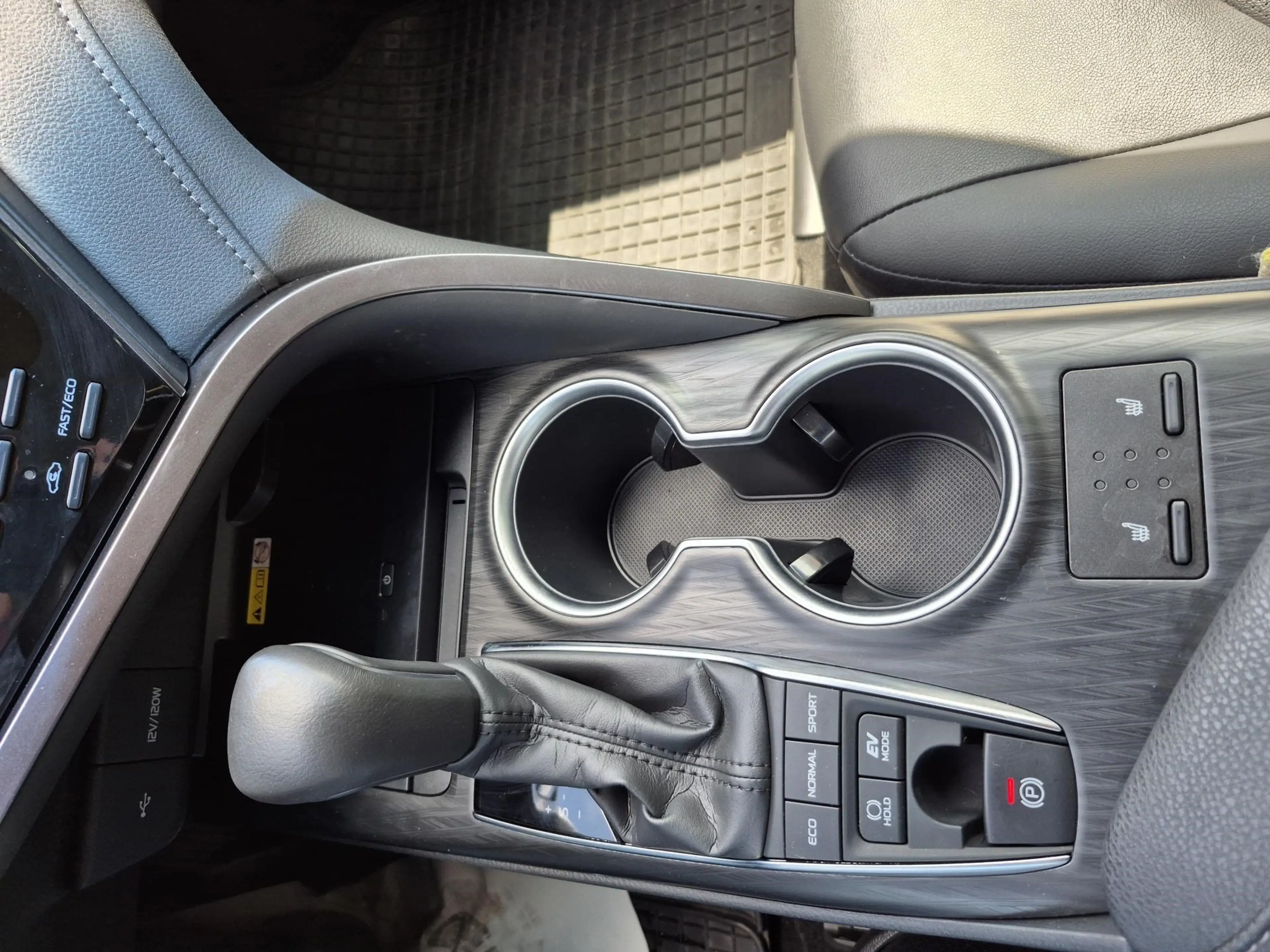 Toyota Camry Hybrid Lounge — photo 14