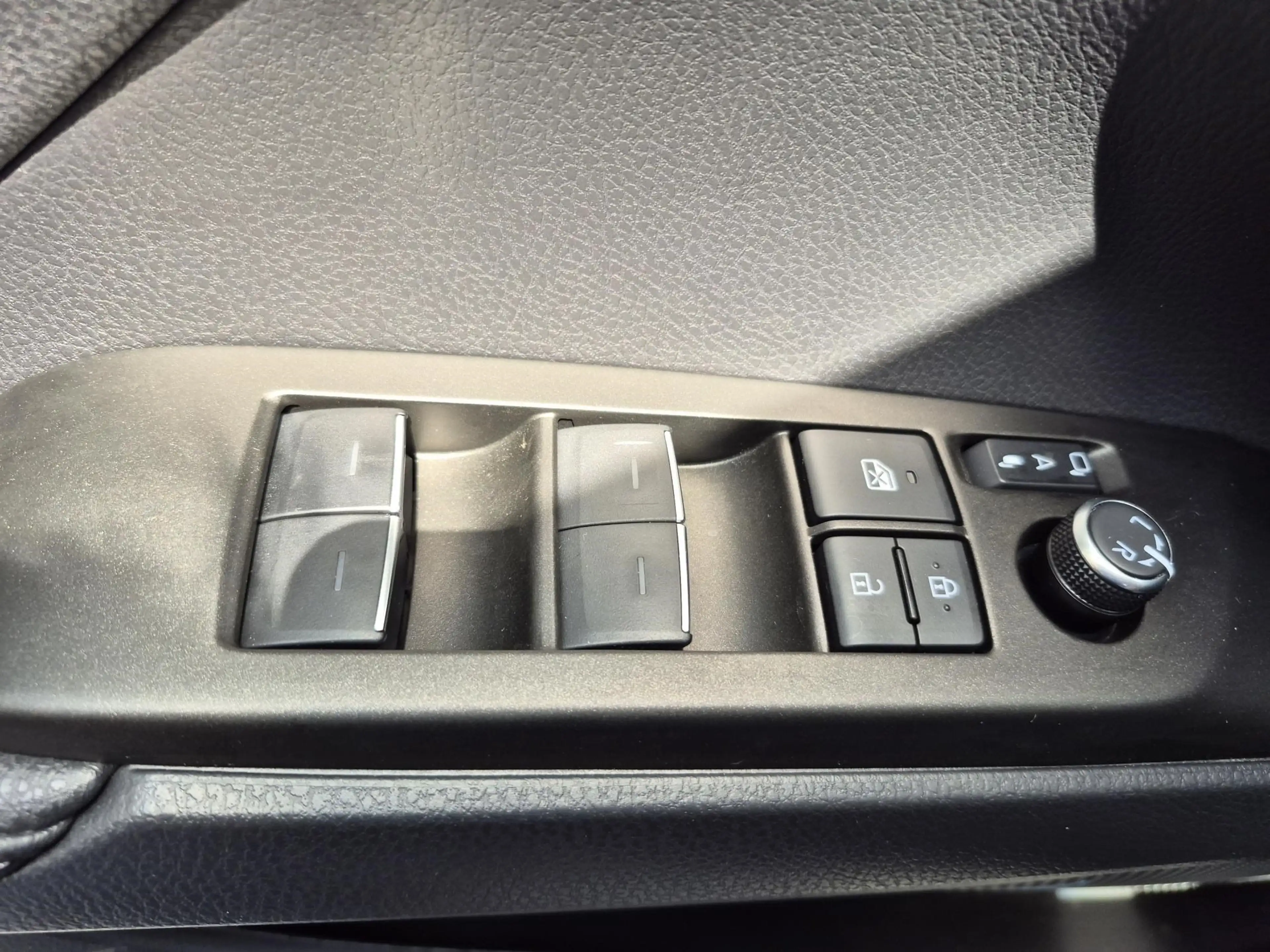 Toyota Camry Hybrid Lounge — photo 10