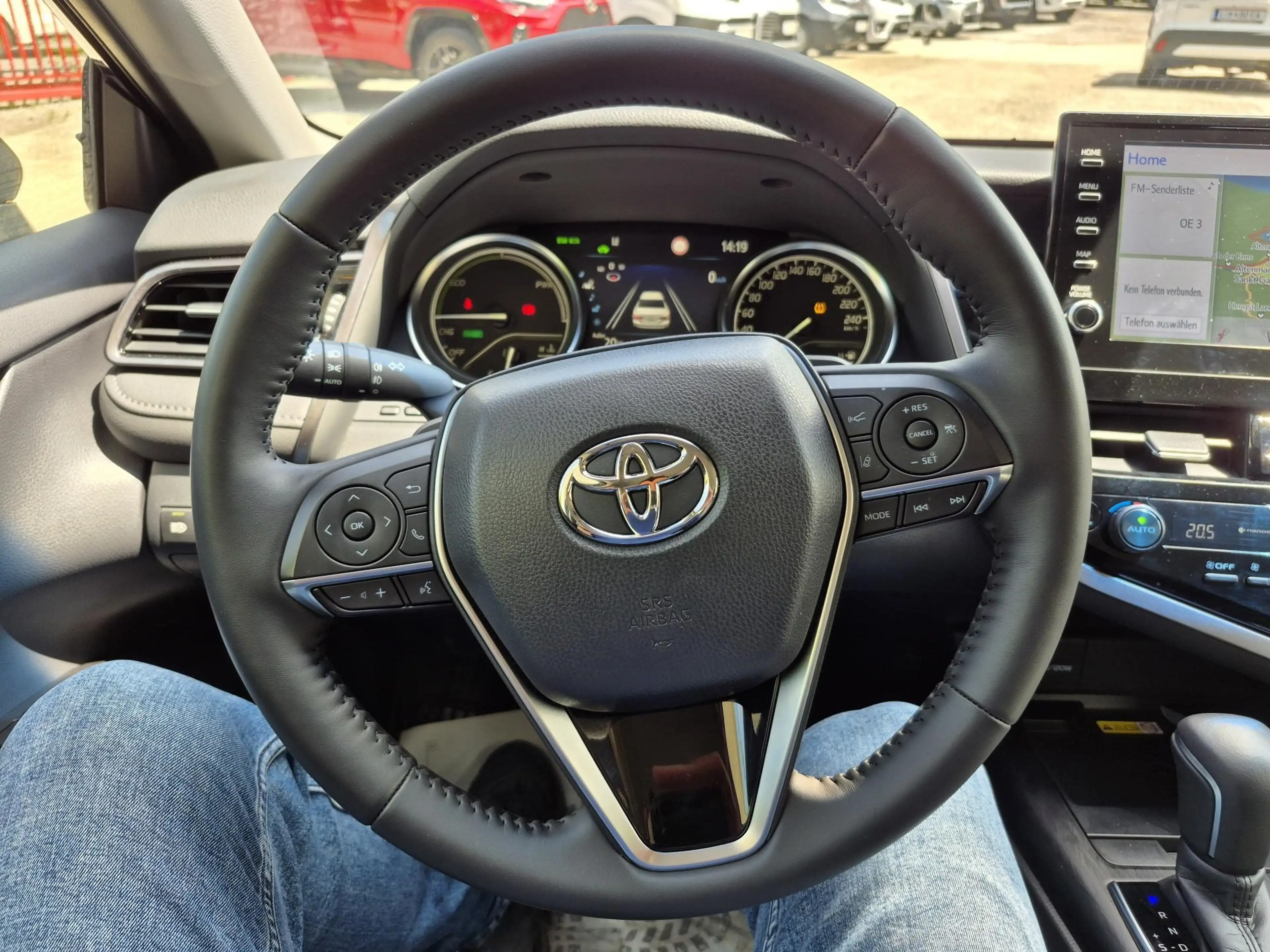 Toyota Camry Hybrid Lounge — photo 12