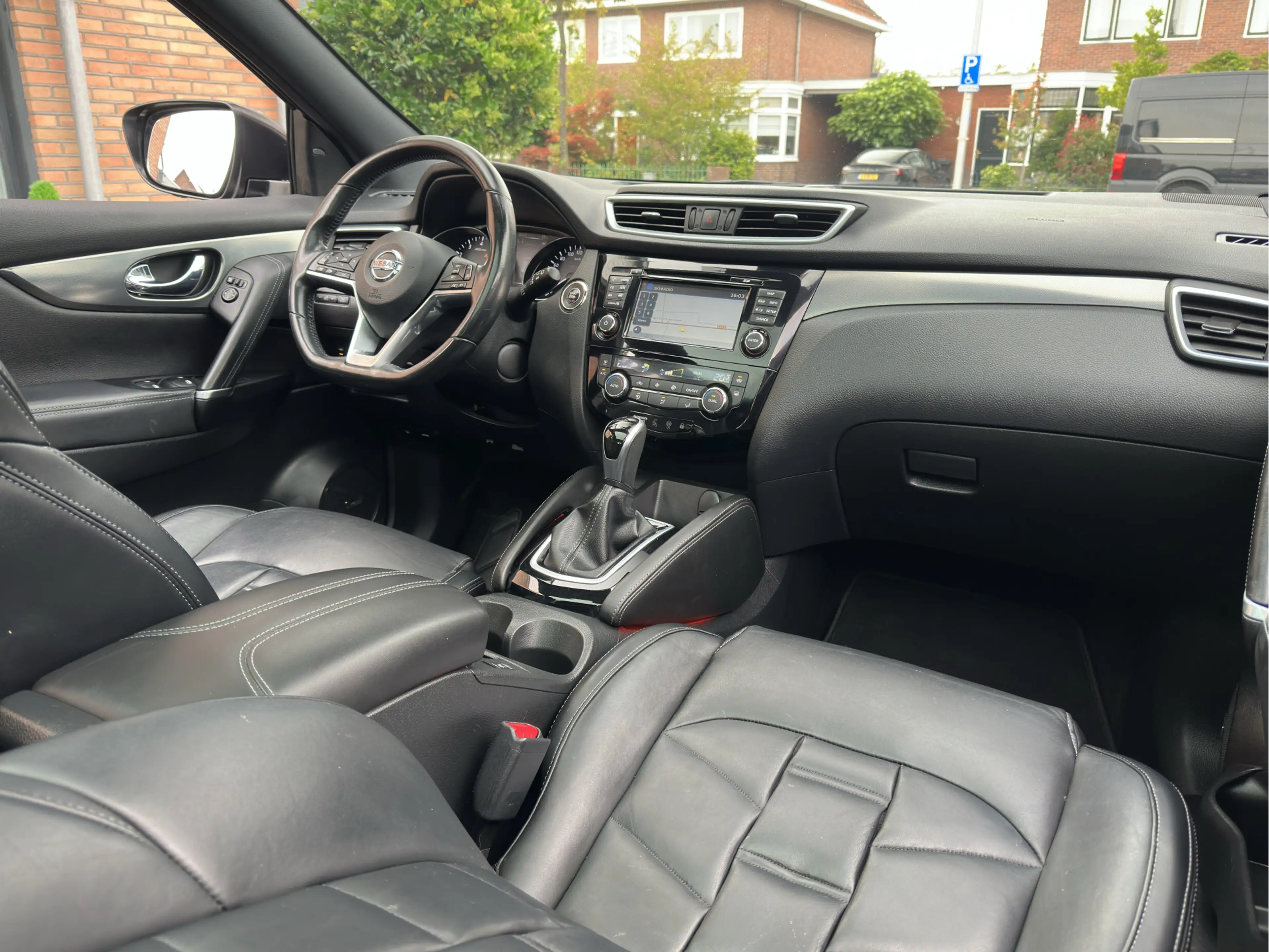 Nissan Qashqai 1.2 AUTOM EDITION PANODAK LEDER NAVI CAMERA-360 AI — photo 2