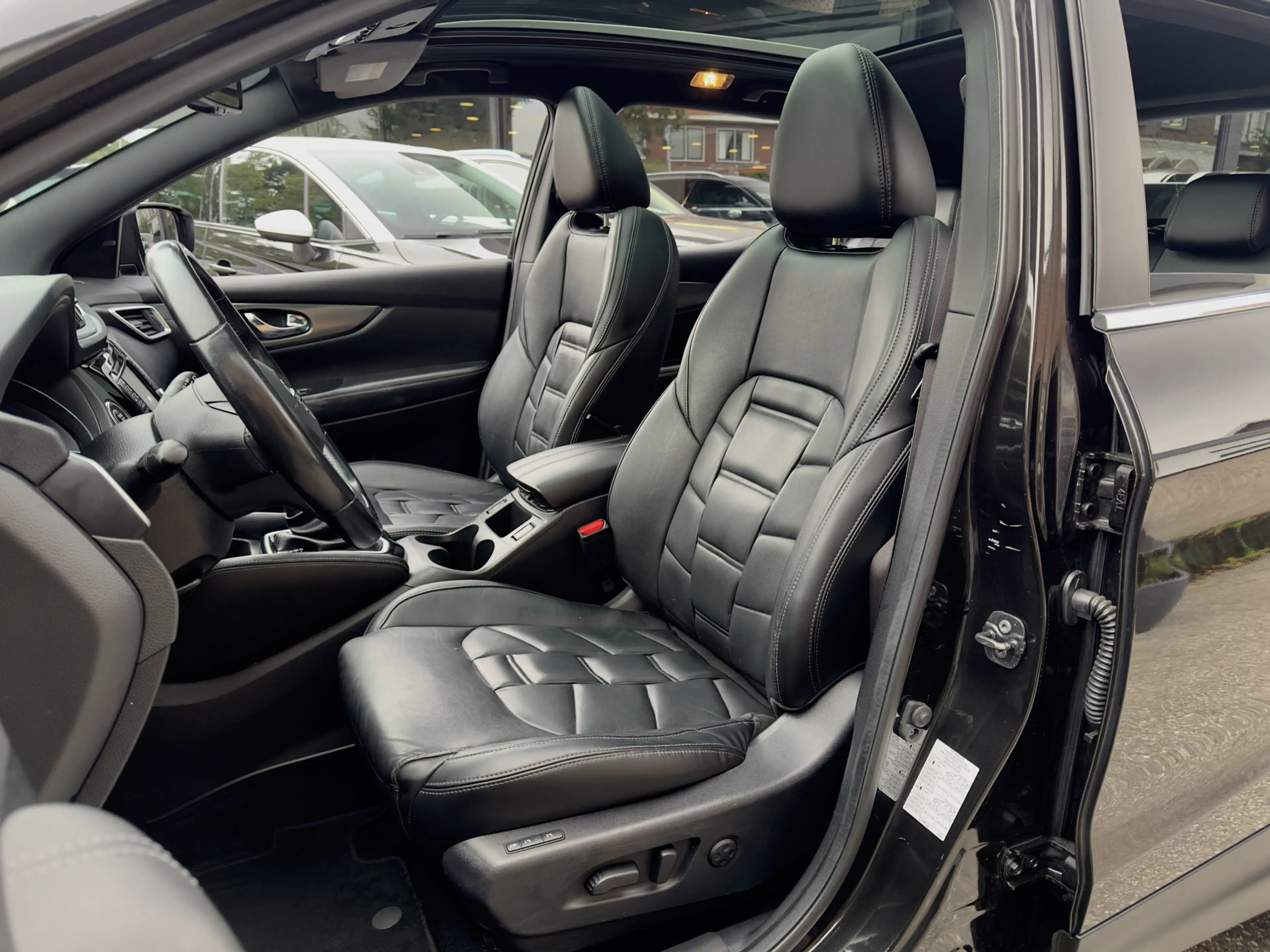 Nissan Qashqai 1.2 AUTOM EDITION PANODAK LEDER NAVI CAMERA-360 AI — photo 14