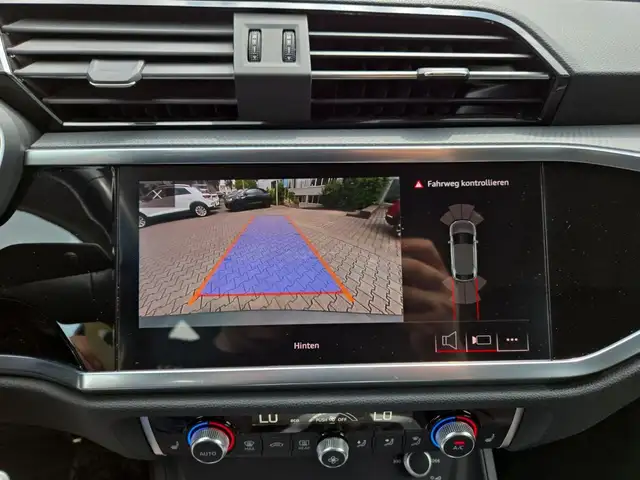 Audi Q3 view 18