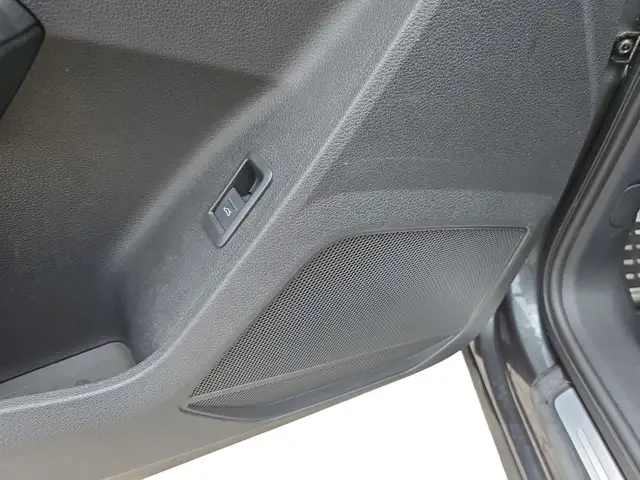 Audi Q3 view 11