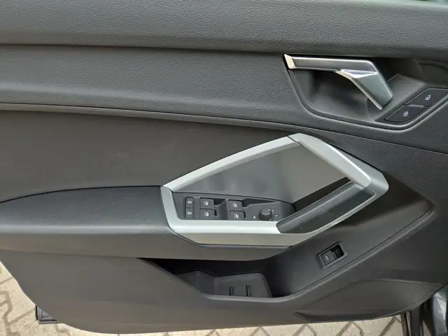 Audi Q3 view 16