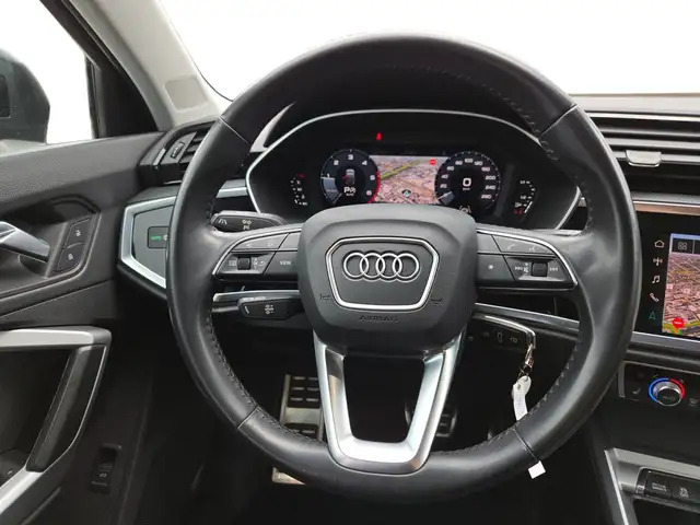 Audi Q3 view 13