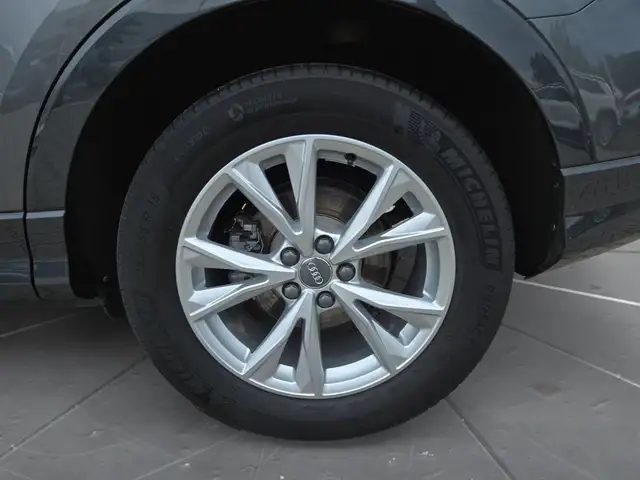Audi Q3 view 15