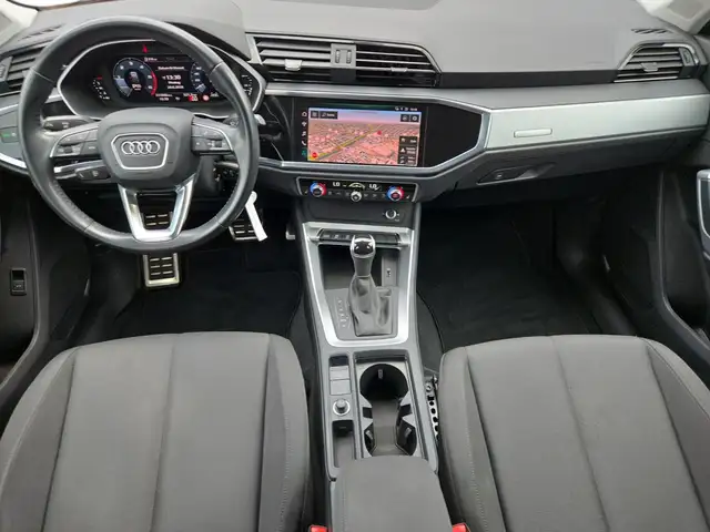 Audi Q3 view 8