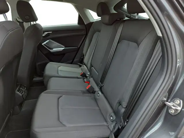 Audi Q3 view 10