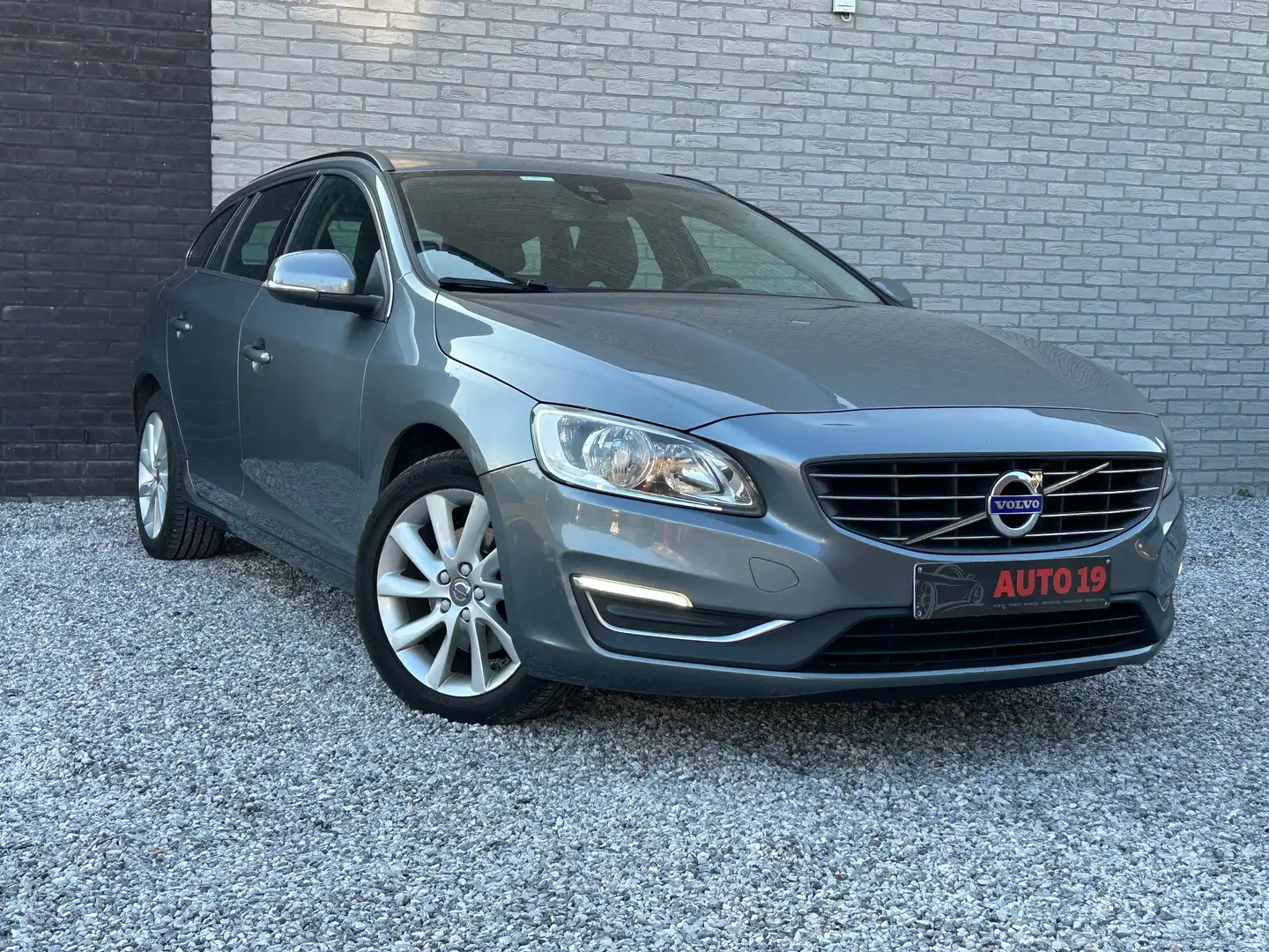 Volvo V60 V60 2.0 D2 Kinetic Grijs - 1