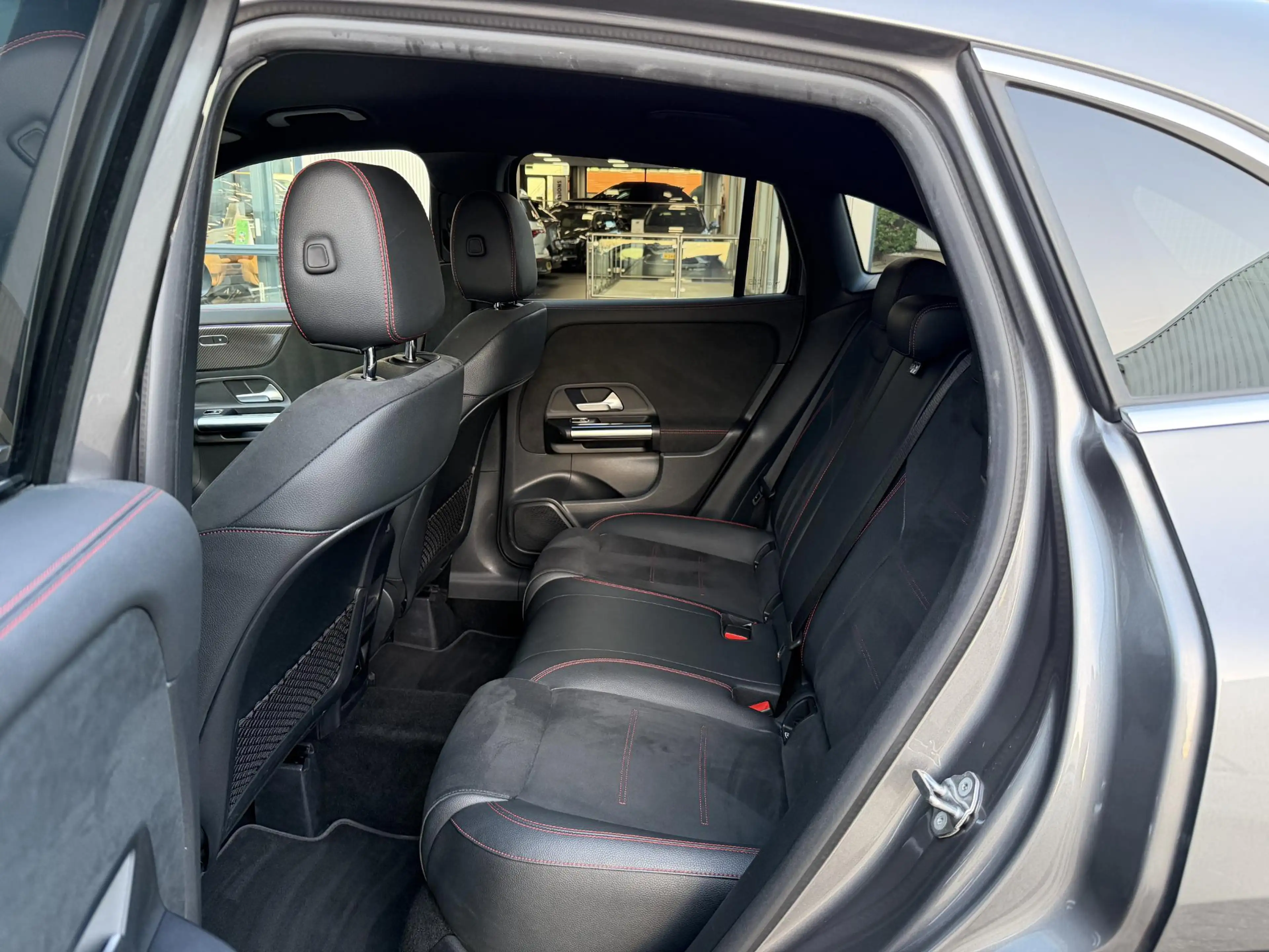 Mercedes-Benz GLA 180 AMG Line | NL-Auto/Carplay/Camera/Sfeerverlichting — photo 39