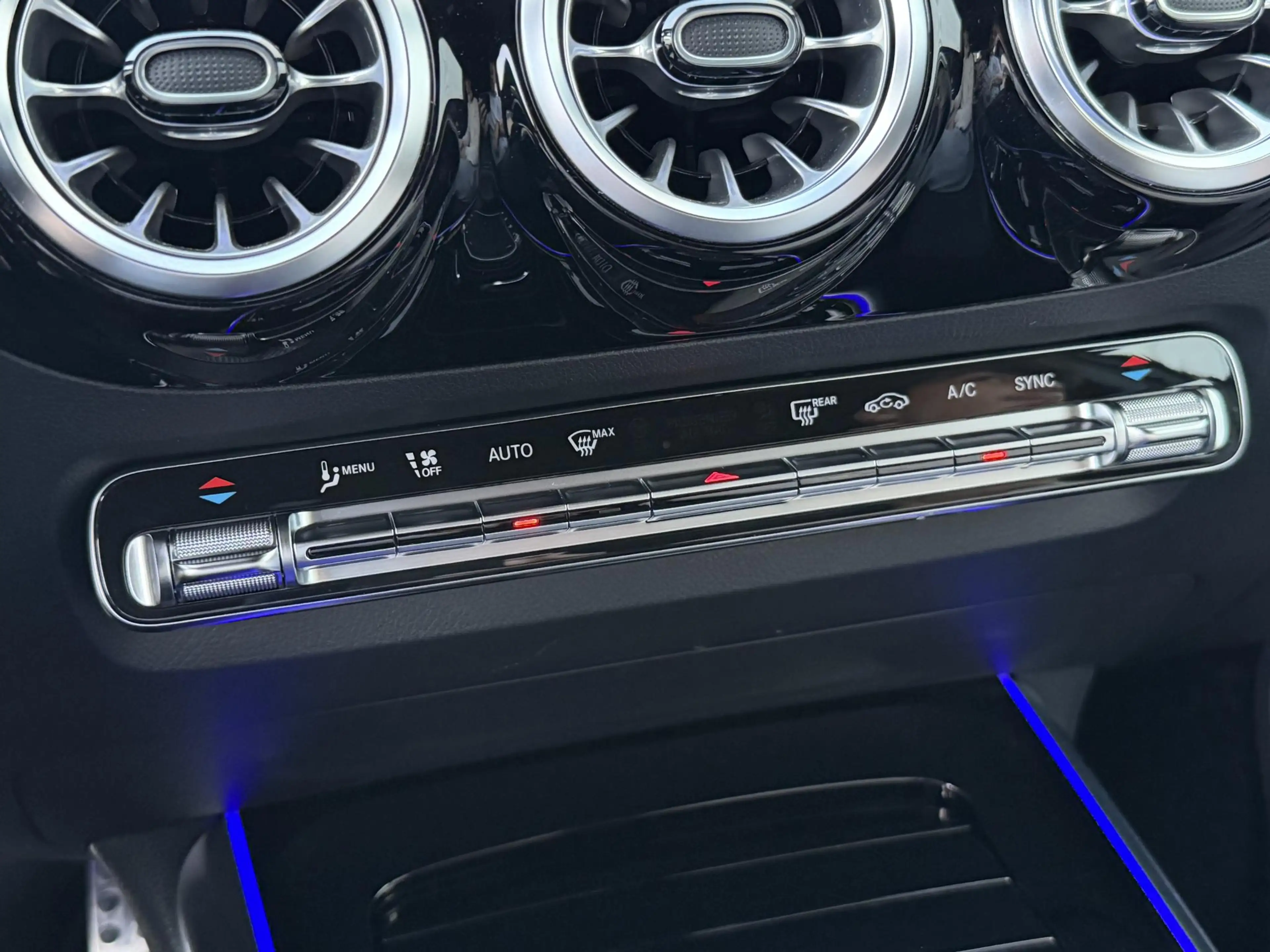 Mercedes-Benz GLA 180 AMG Line | NL-Auto/Carplay/Camera/Sfeerverlichting — photo 35