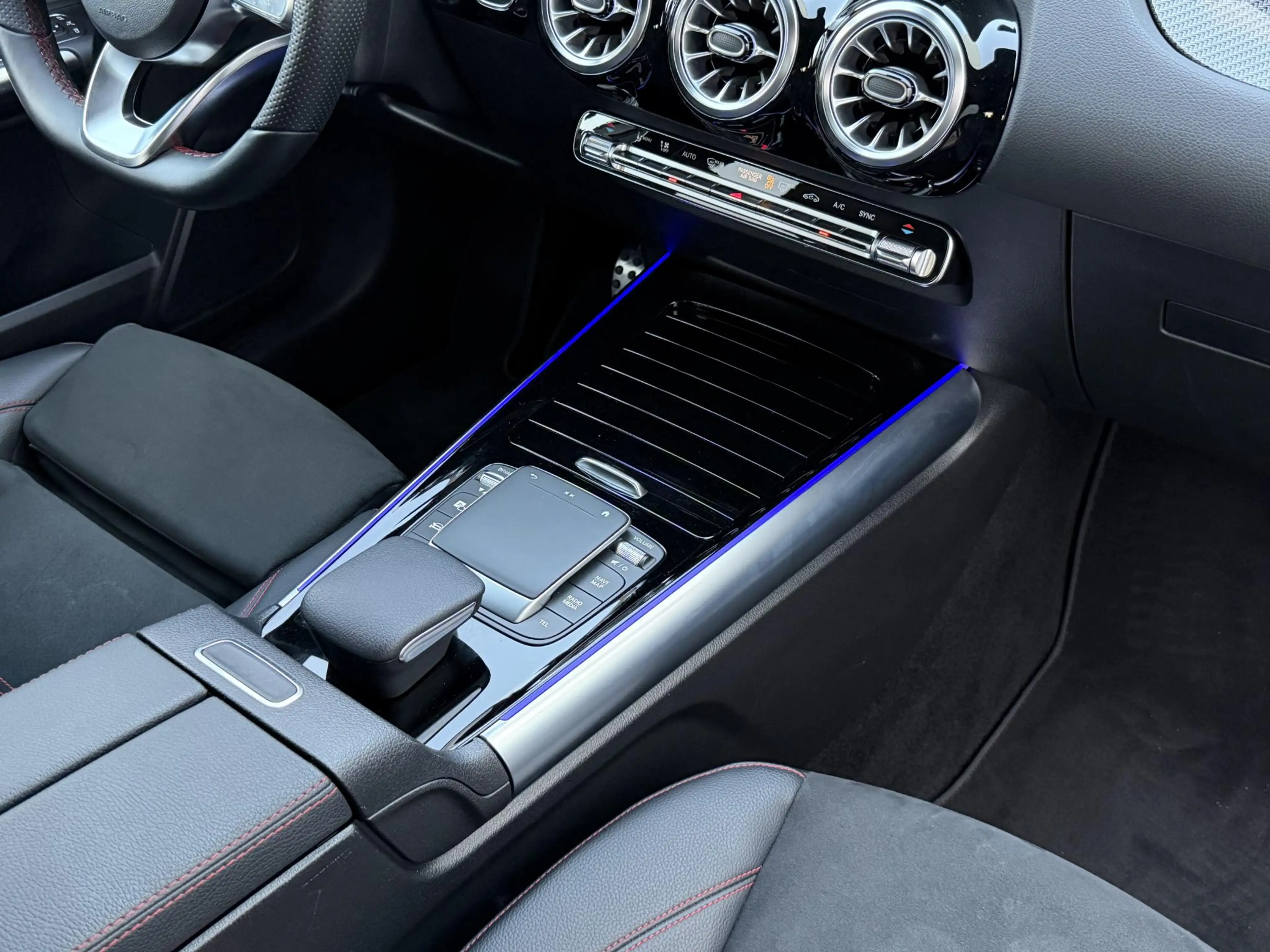 Mercedes-Benz GLA 180 AMG Line | NL-Auto/Carplay/Camera/Sfeerverlichting — photo 42