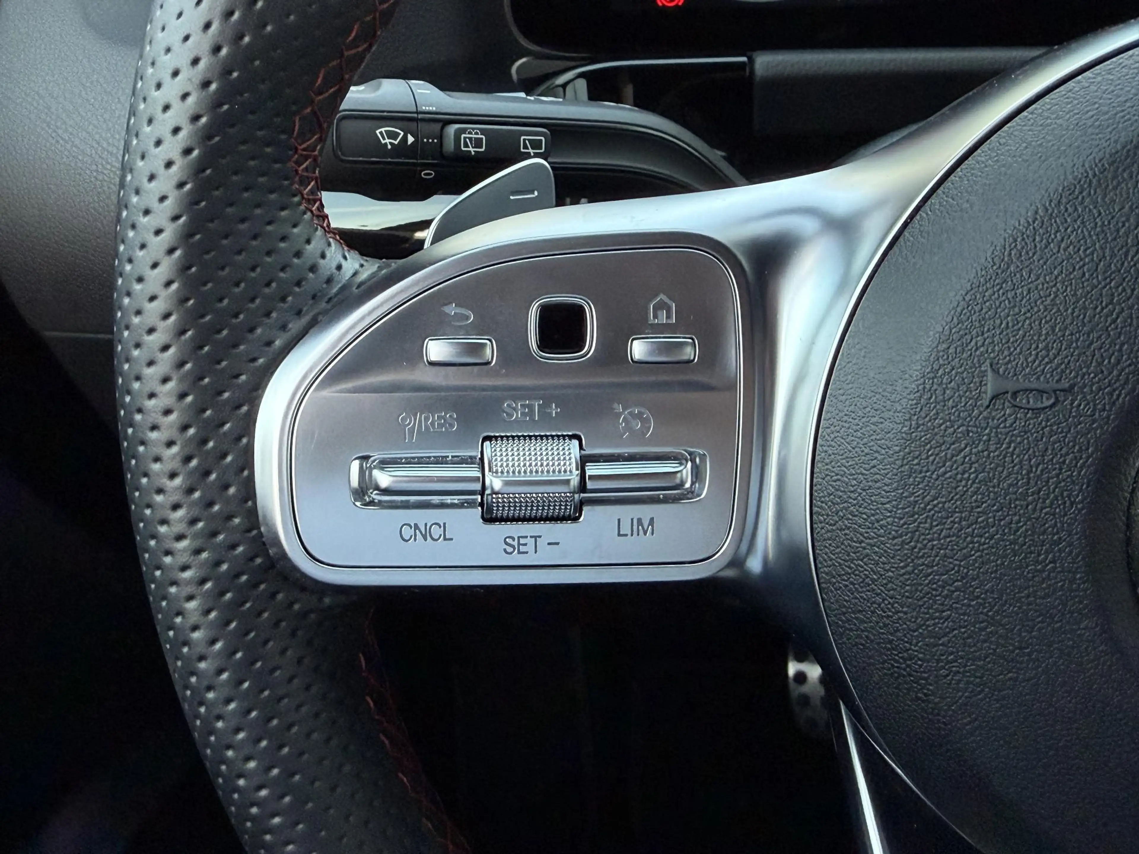 Mercedes-Benz GLA 180 AMG Line | NL-Auto/Carplay/Camera/Sfeerverlichting — photo 28