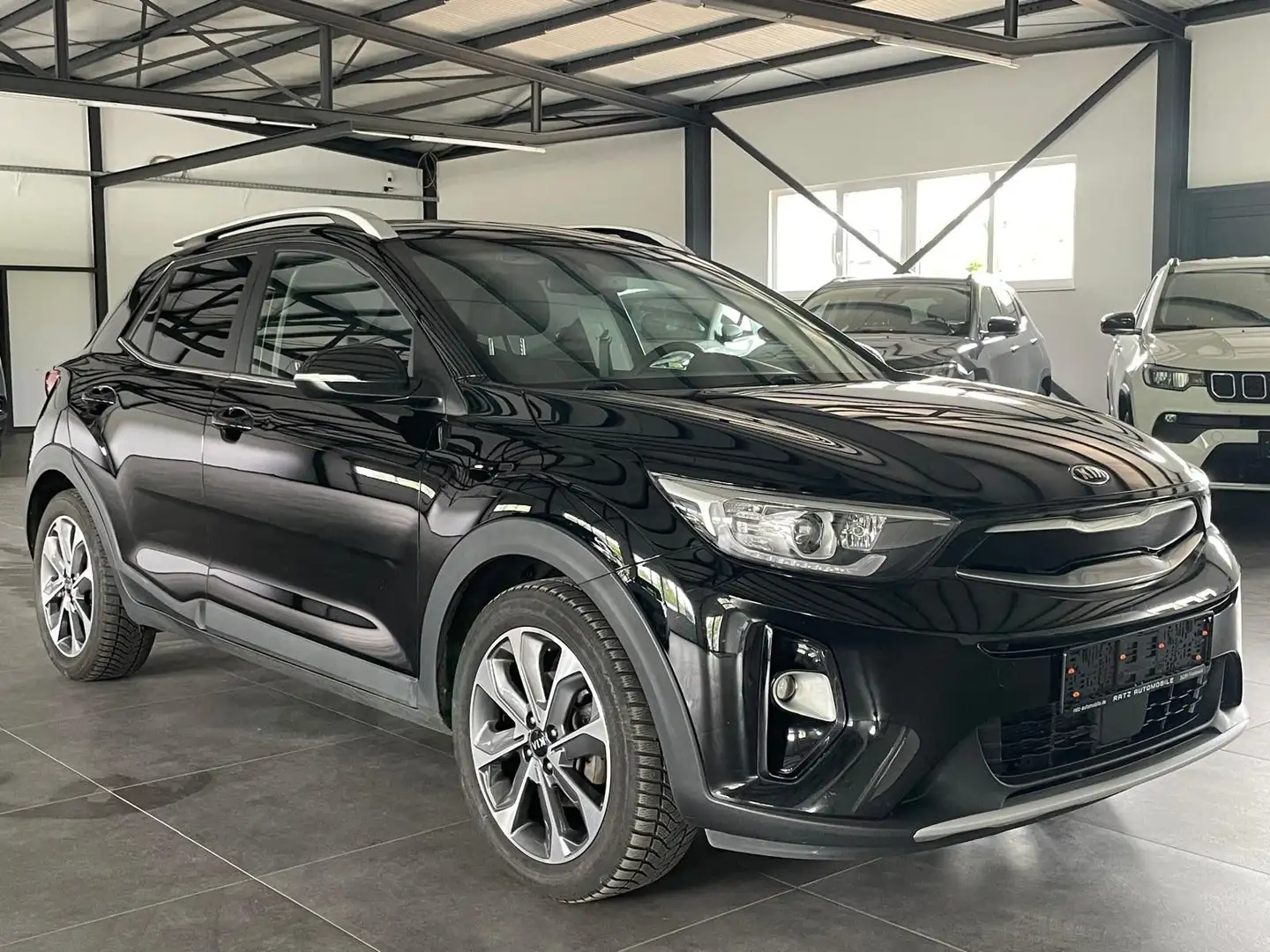 Kia Stonic 1,6 CRDI Platinum NAVI+CARPLAY+TEMP+LK.HZ Negro - 1