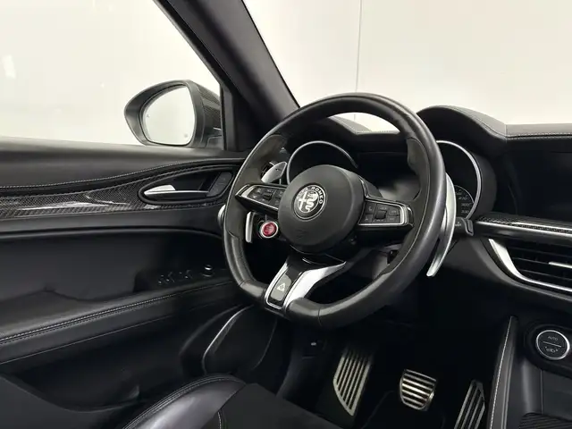 Alfa Romeo Stelvio view 9