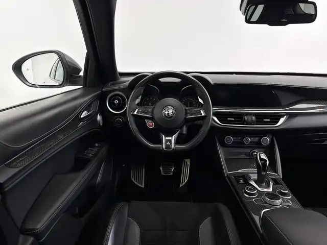 Alfa Romeo Stelvio view 8
