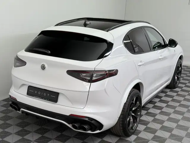 Alfa Romeo Stelvio view 6