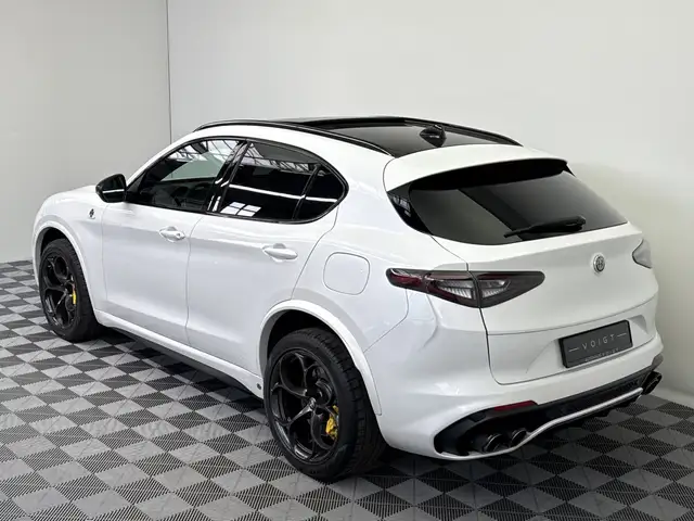 Alfa Romeo Stelvio view 3