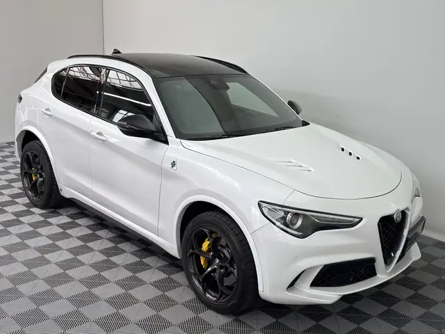 Alfa Romeo Stelvio view 5
