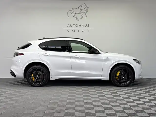 Alfa Romeo Stelvio view 4