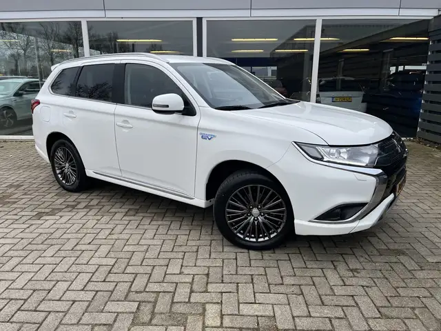 Mitsubishi Outlander 2.4 PHEV Pure LMV / Nav / Clima / Cruise / Trekhaa