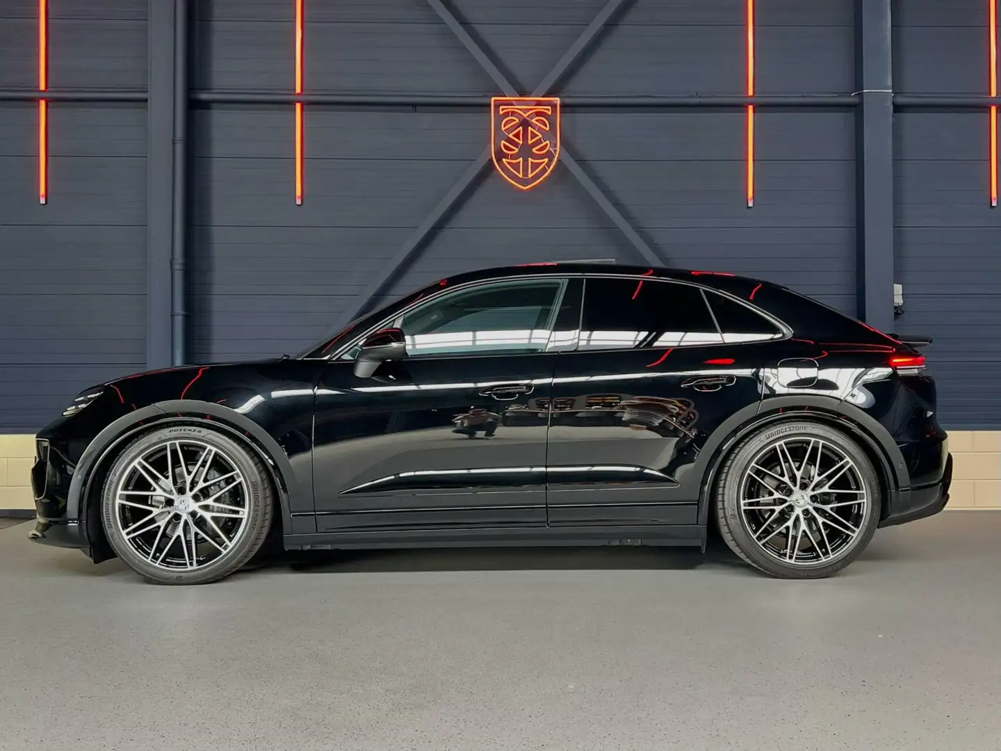 Porsche Macan 100 kWh |PANO|TREK|BOSE|LED|ACC|22"| Negro - 2