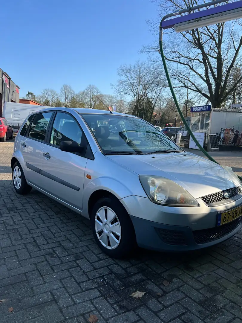 Ford Fiesta 1.3-8V Champion Grijs - 1