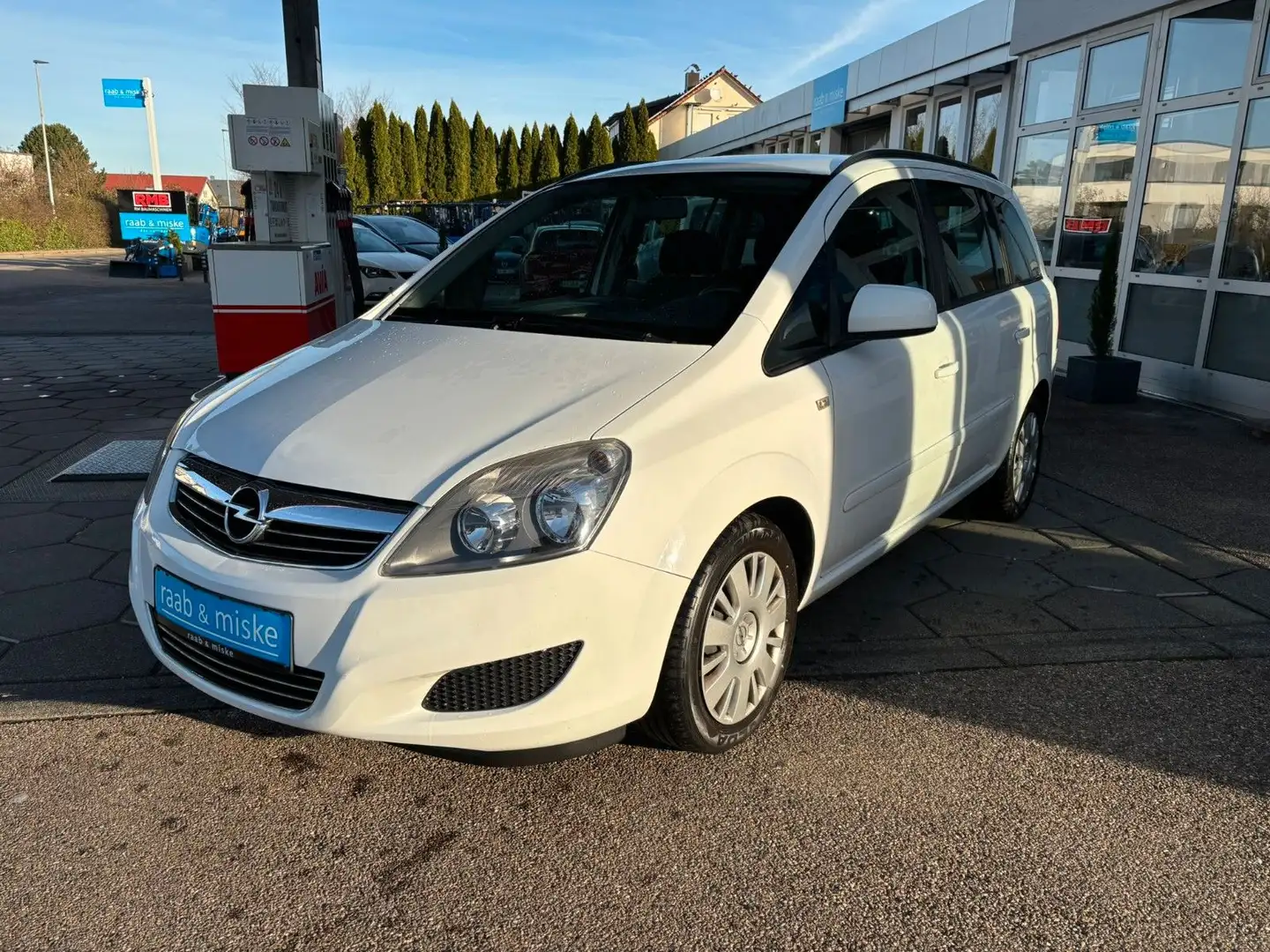 Opel Zafira B Family *AHK/7-Sitze/Bluetooth* Weiß - 2