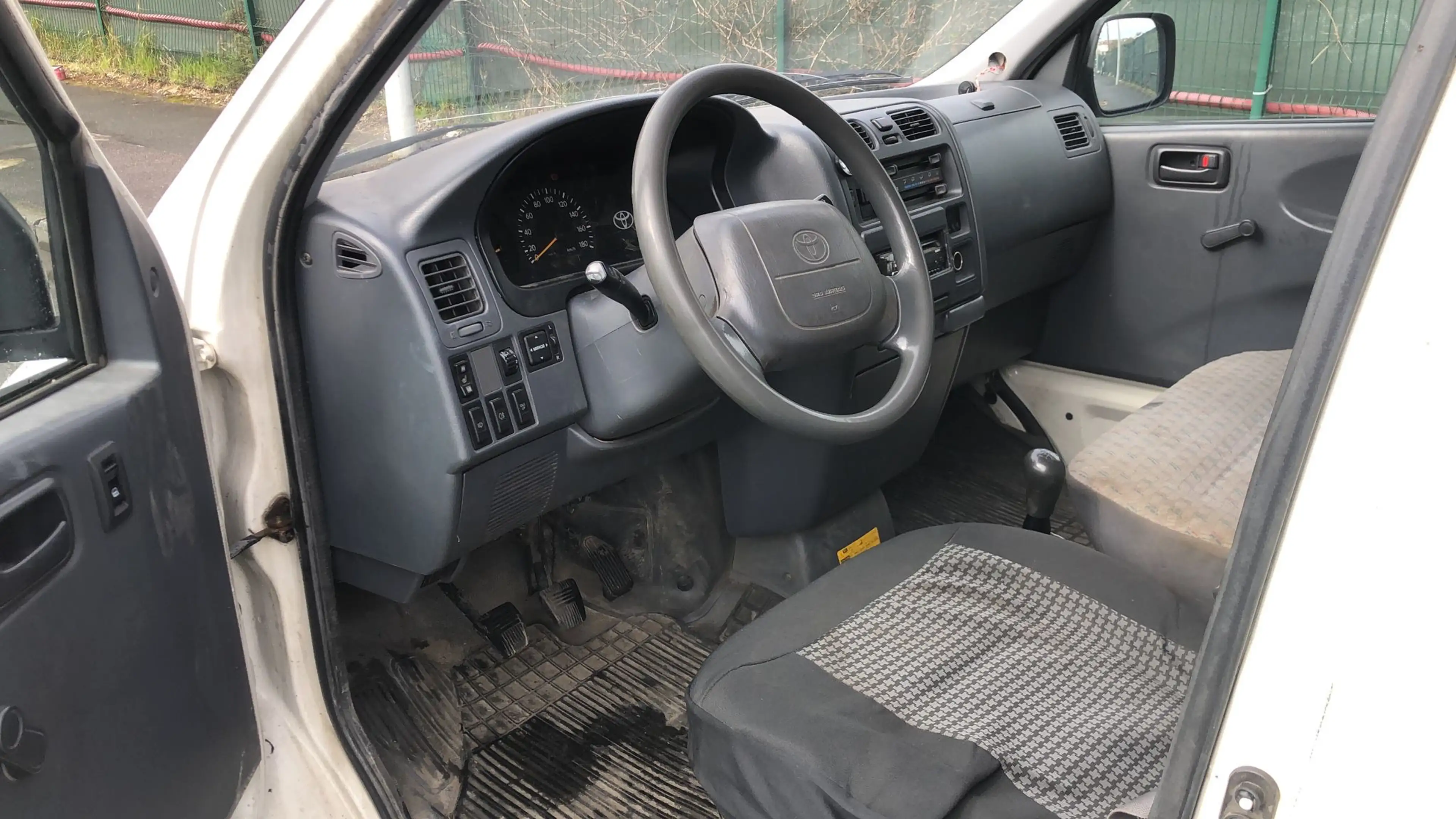 Toyota Hiace 2.5 long chassis — photo 11