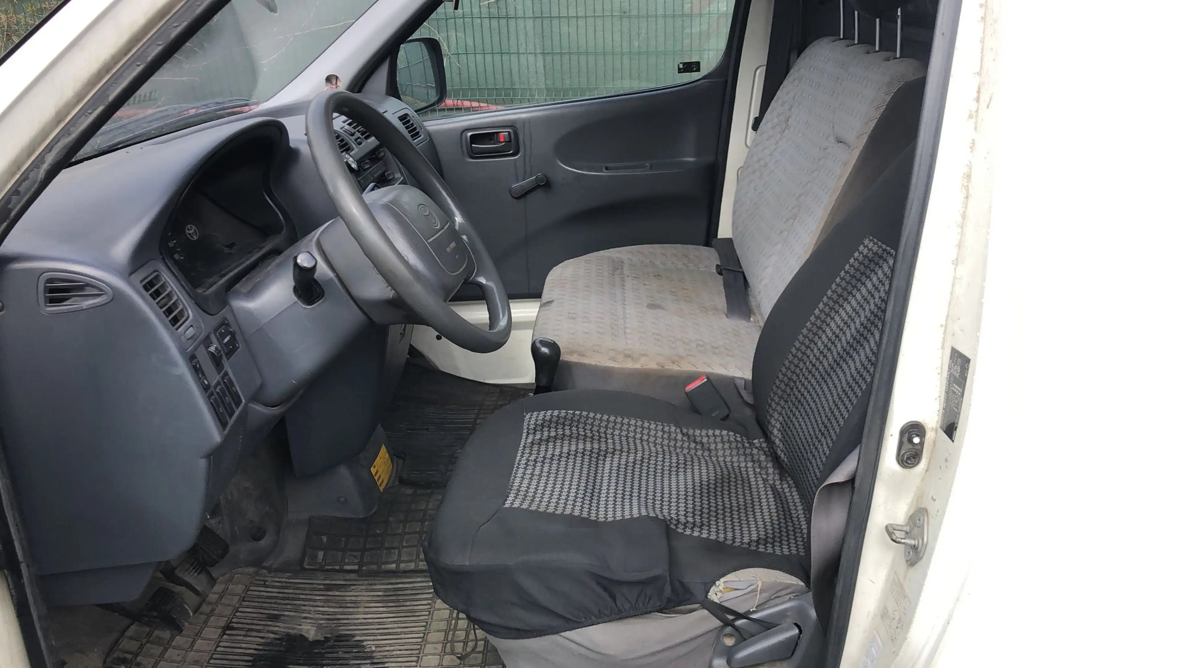 Toyota Hiace 2.5 long chassis — photo 10