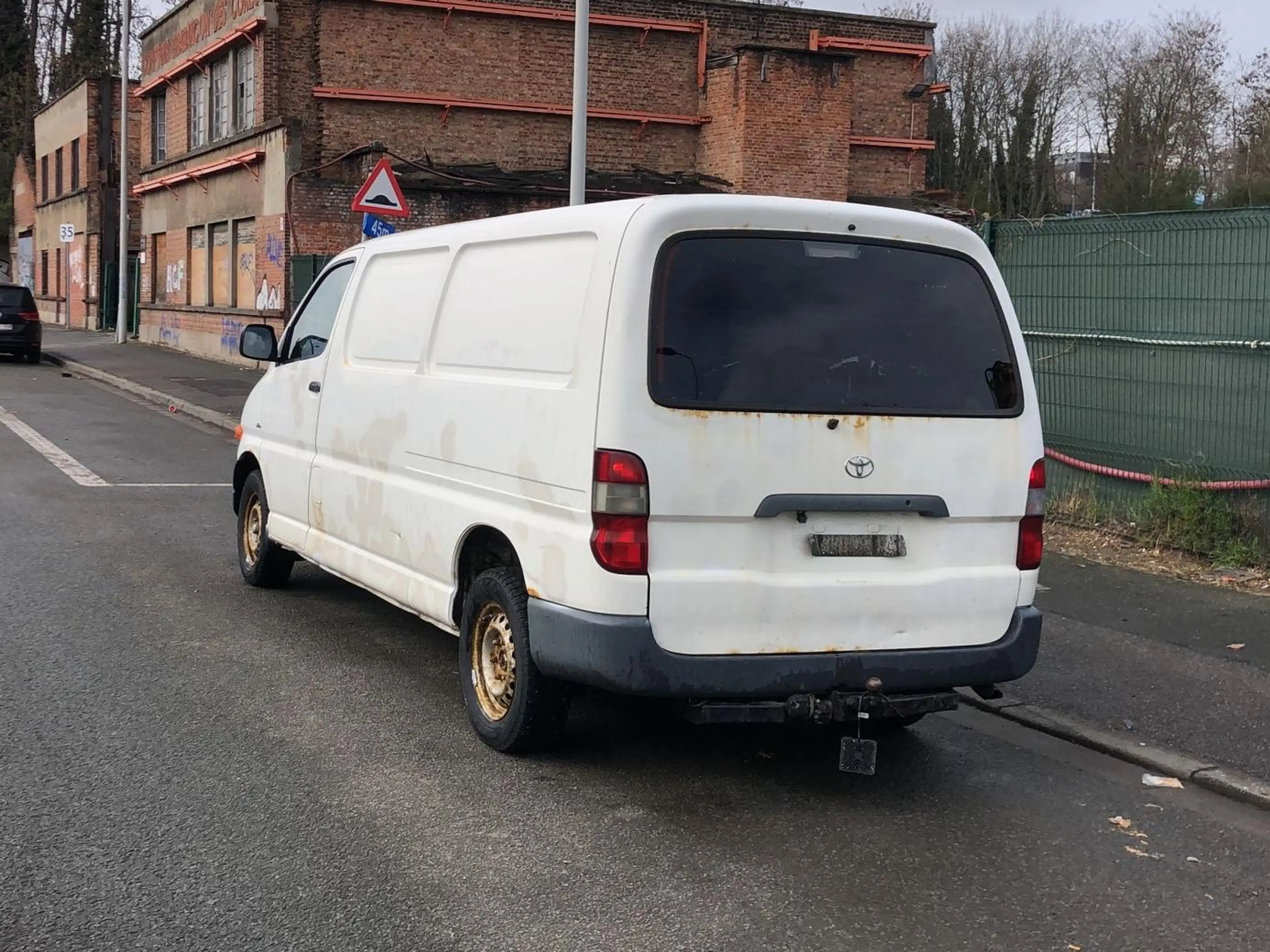 Toyota Hiace 2.5 long chassis — photo 6