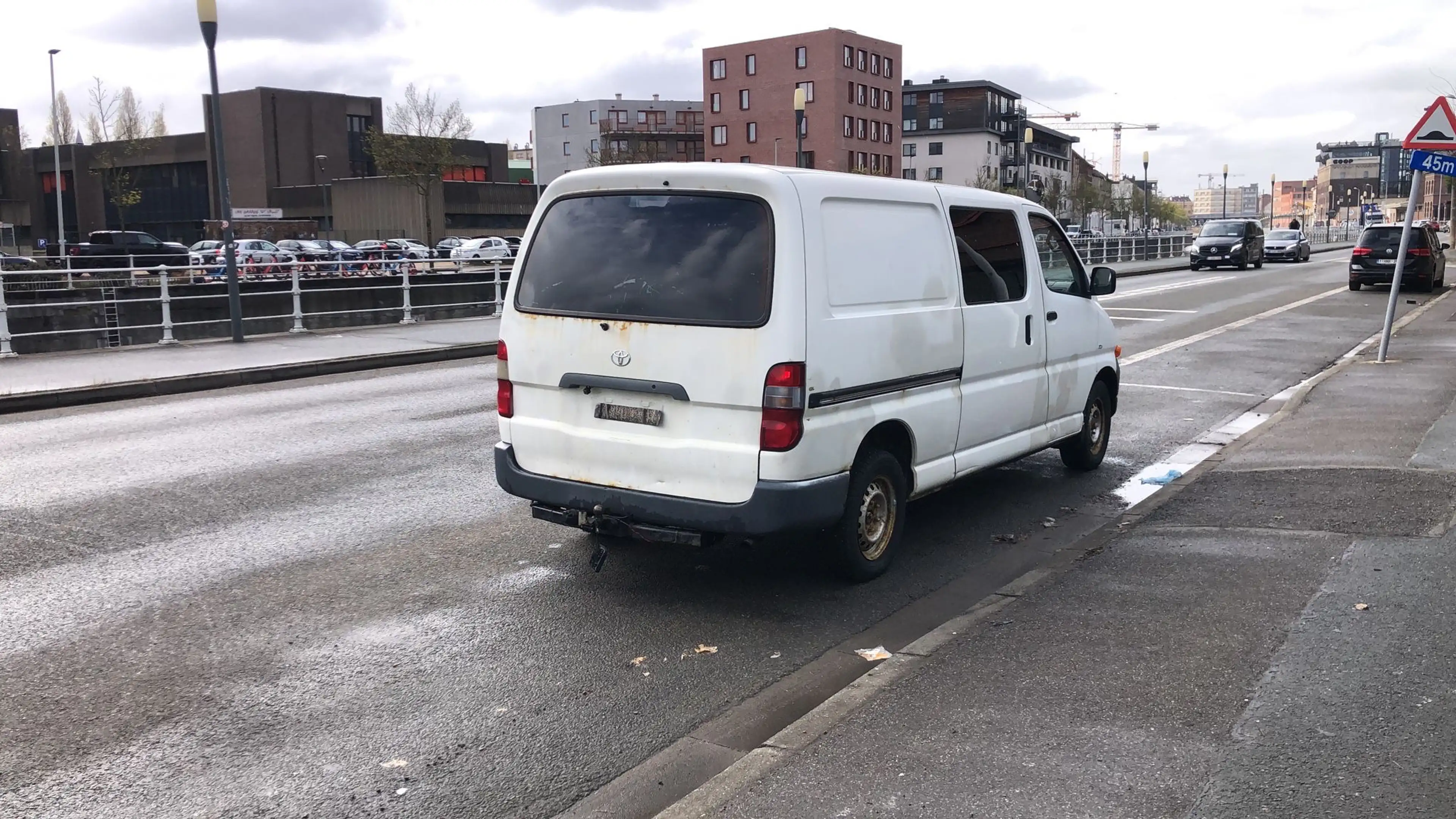 Toyota Hiace 2.5 long chassis — photo 7