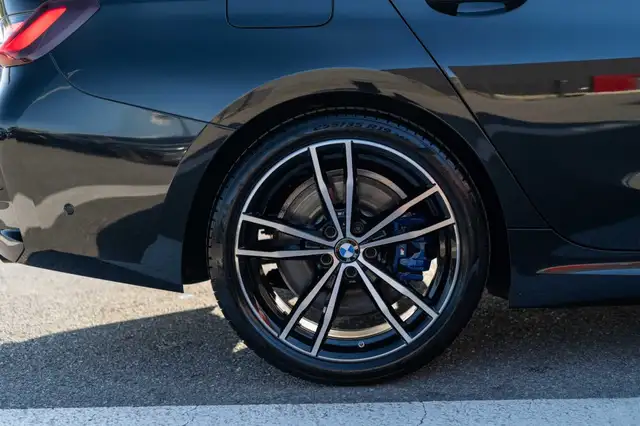 BMW 3 Series view 8