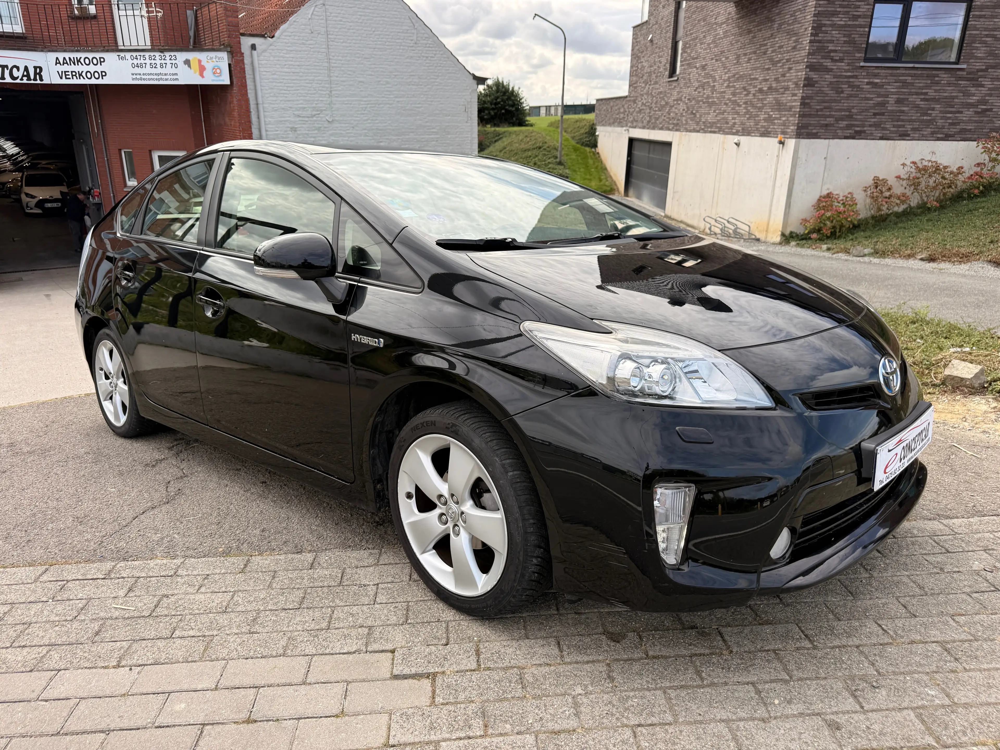 Toyota Prius Prius Hybrid 1.8i VVT-i Lounge CVT — photo 3