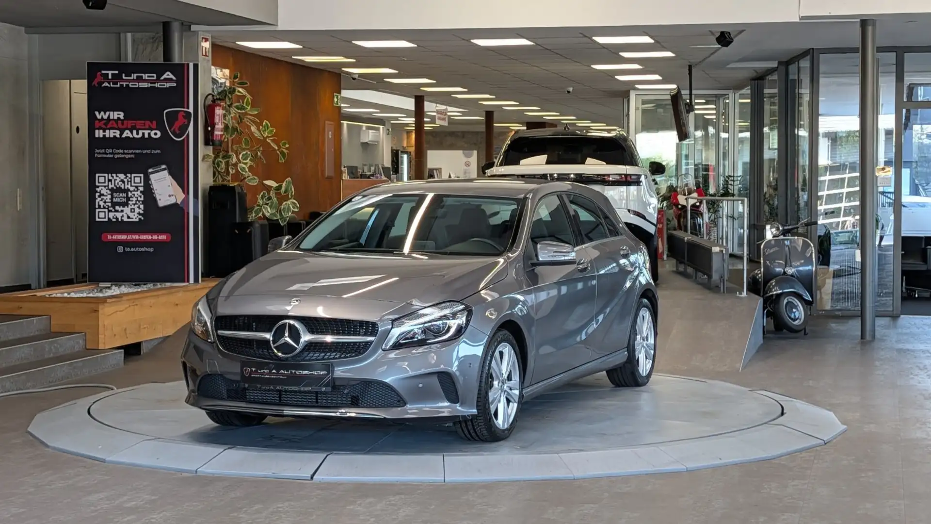 Mercedes-Benz A 180 1-Hand Aut. *Standheizung*Kamera*Navi* Grau - 1