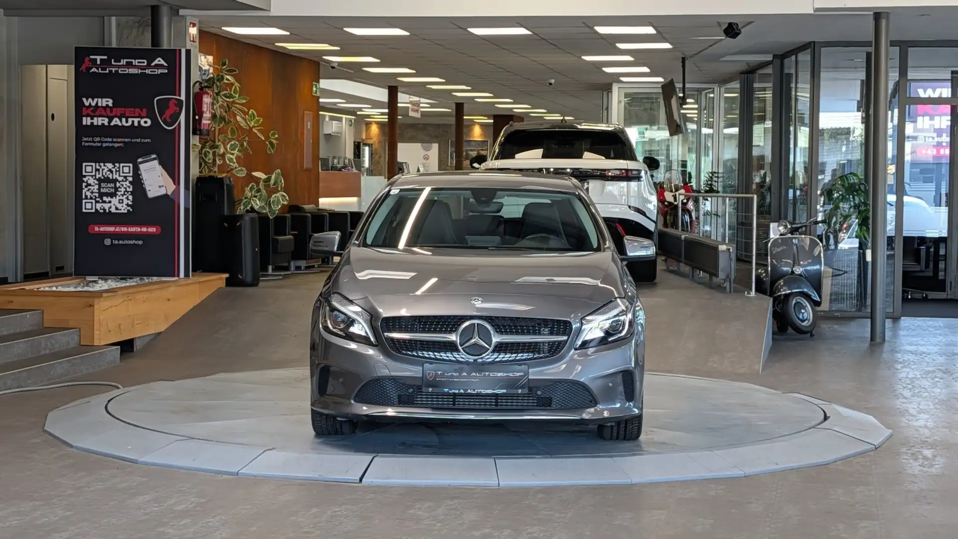 Mercedes-Benz A 180 1-Hand Aut. *Standheizung*Kamera*Navi* Grau - 2