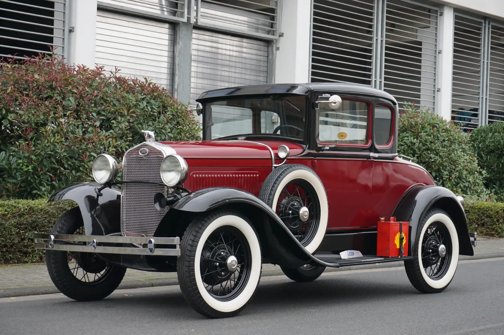 Oldtimer Ford Model A DeLuxe Coupe mit Schwiegermuttersitz! Rood - 1